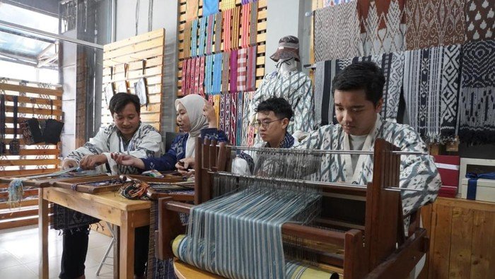 Sarung Tenun Indonesia Mendunia, Malaysia Borong Rp 800 Juta